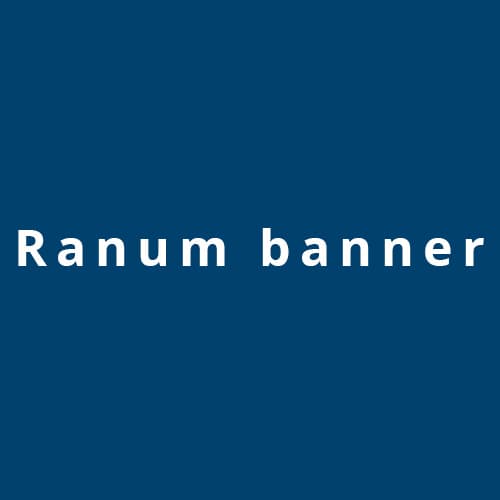 Et banner for Ranum Summer Camps viser cirkulære fotos af teenagere, der laver forskellige aktiviteter som musik, sport og kunst, med tekst på dansk, der inviterer 14-17-årige til at deltage i internationale sommerlejre.